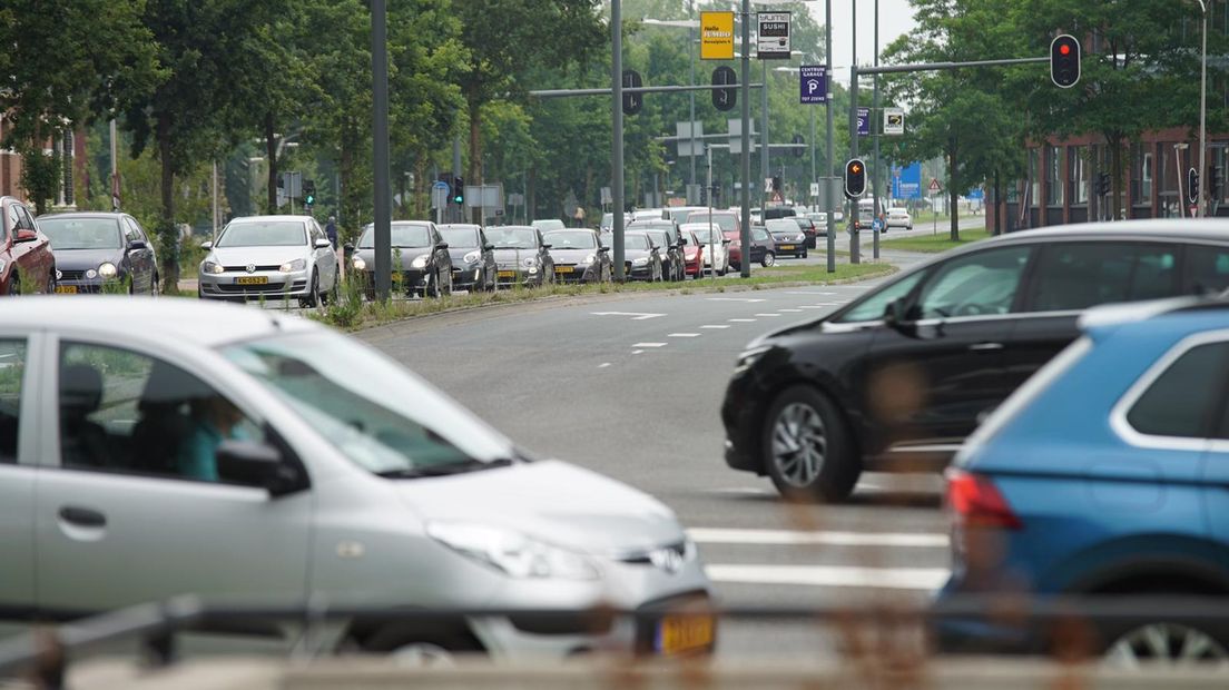 Het verkeer in Deventer zelf loopt vast door automobilisten die vertraging op de A1 willen omzeilen