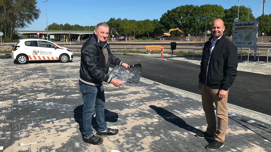 Lute van de Bult en Arnoud Knoeff voor de nieuwe rotonde in Beilen