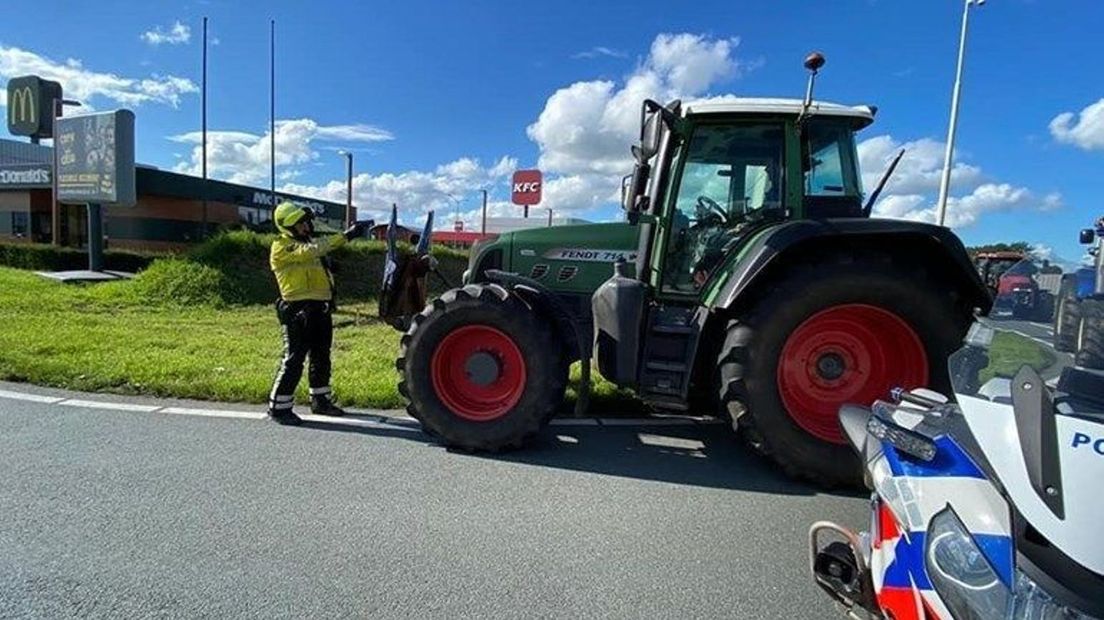 Agent met getrokken wapen tegenover boer Thijs Wieggers.