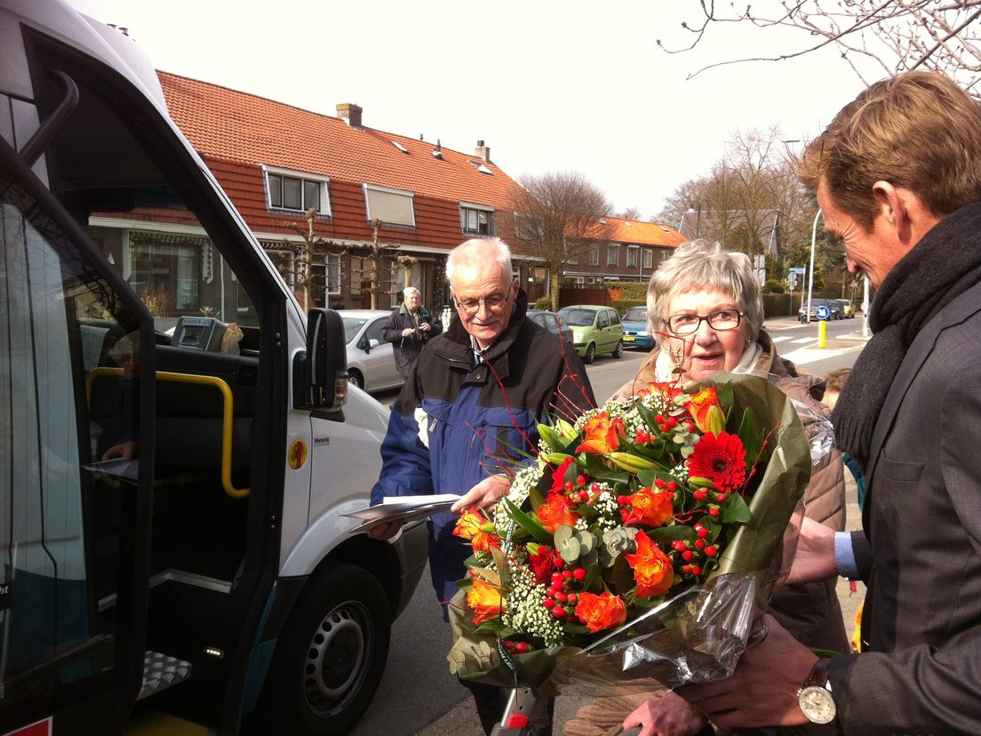 Mevrouw Verveer is de 10.000e passagier van de buurtbus