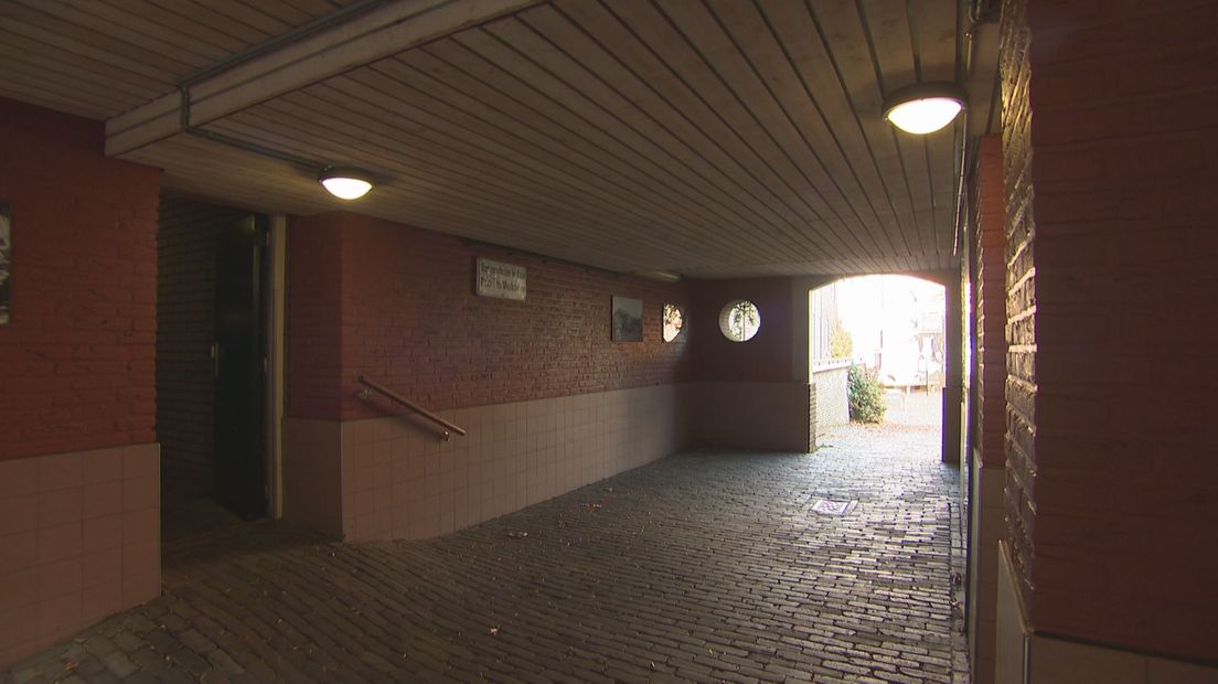 De onderdoorgang van de Prinsenplaats naar de Roggestraat waar de beroving plaatsvond