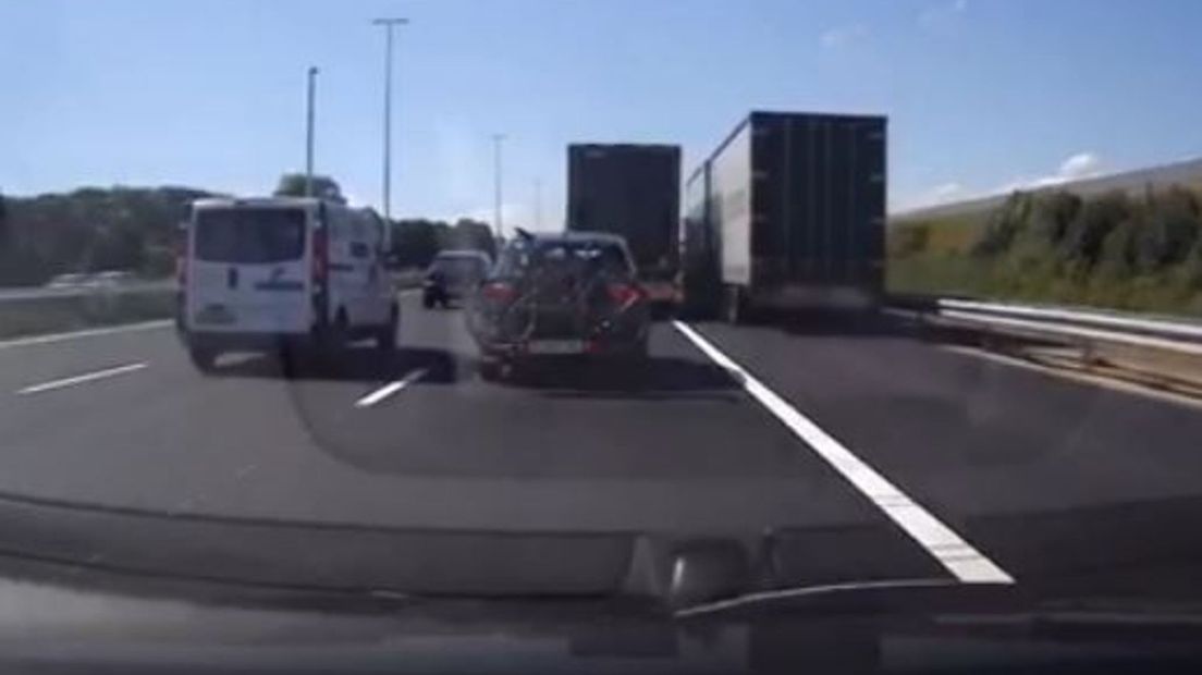 Deze trucker weet de file te omzeilen door simpelweg over de vluchtstrook te rijden, gevolgd door een Duitse automobilist.