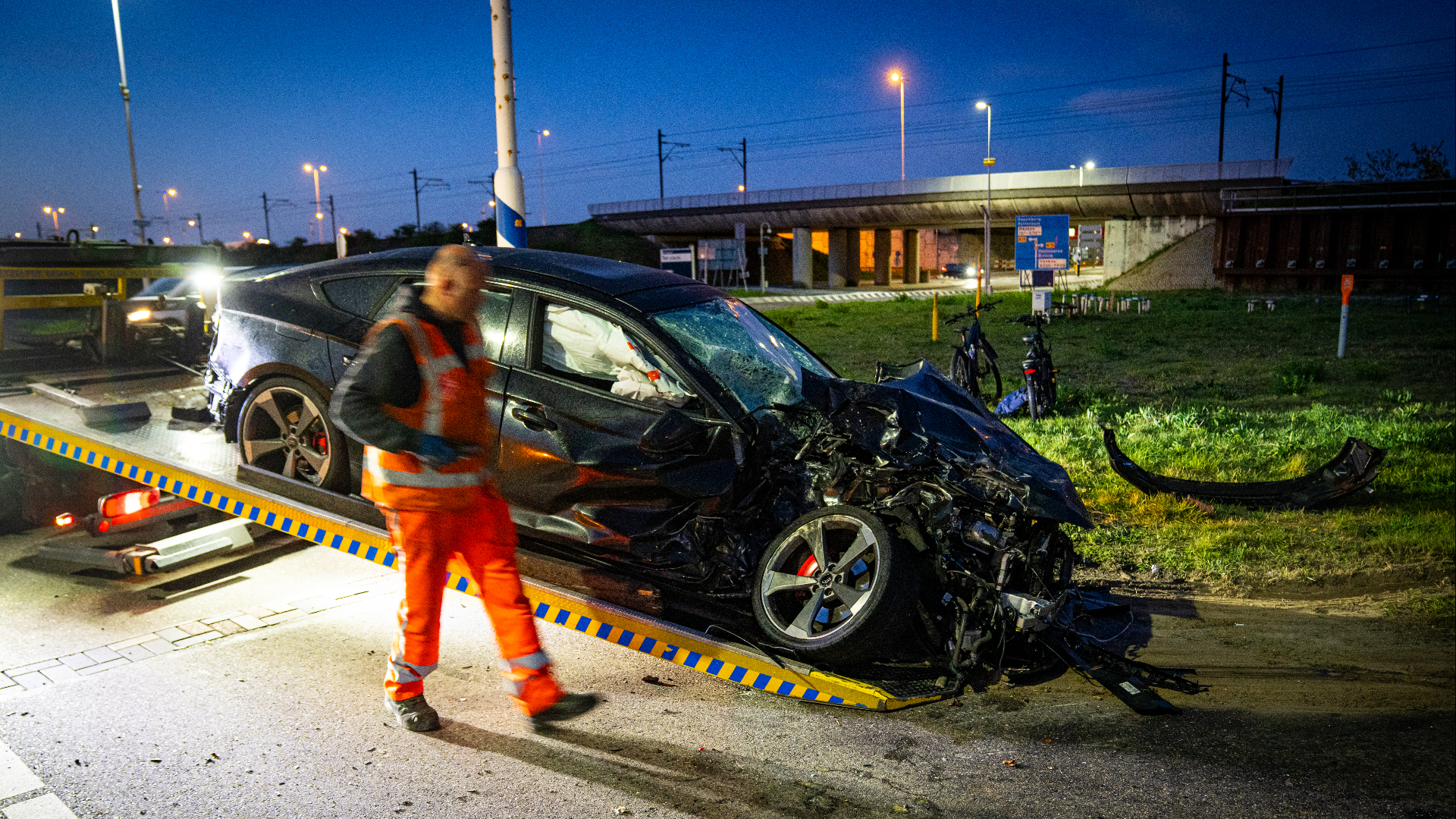 De auto is er door de aanrijding flink aan toe