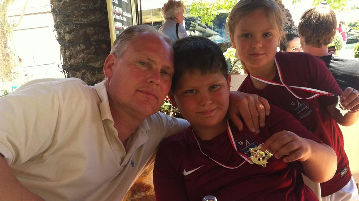 Deze Tukker runt een voetbalclub op Gibraltar en waarschuwt FC Twente: 'Dat kunstgras'