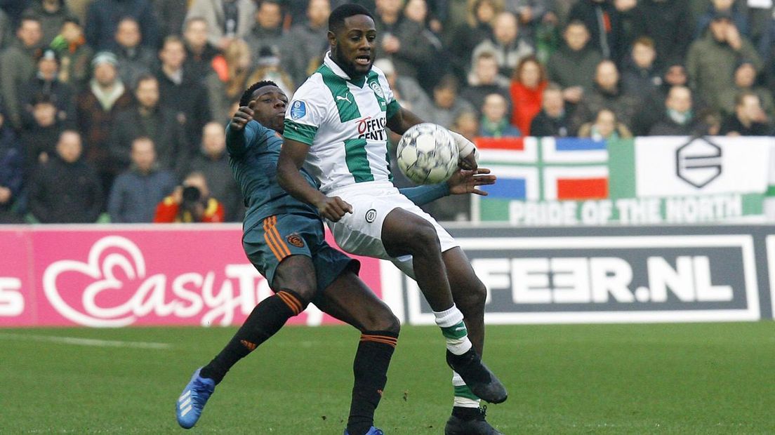 Deyovaysio Zeefuik duelleert tegen Ajax