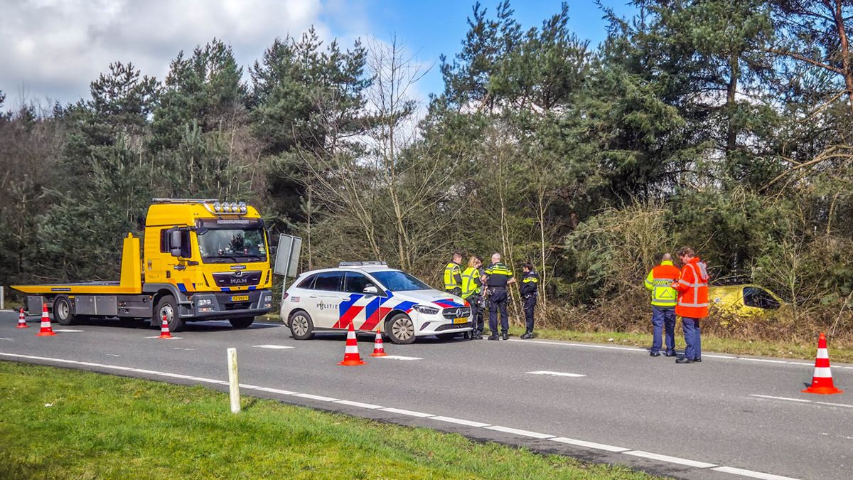 Bestelbusje belandt in de berm tussen Maarn en Leusden