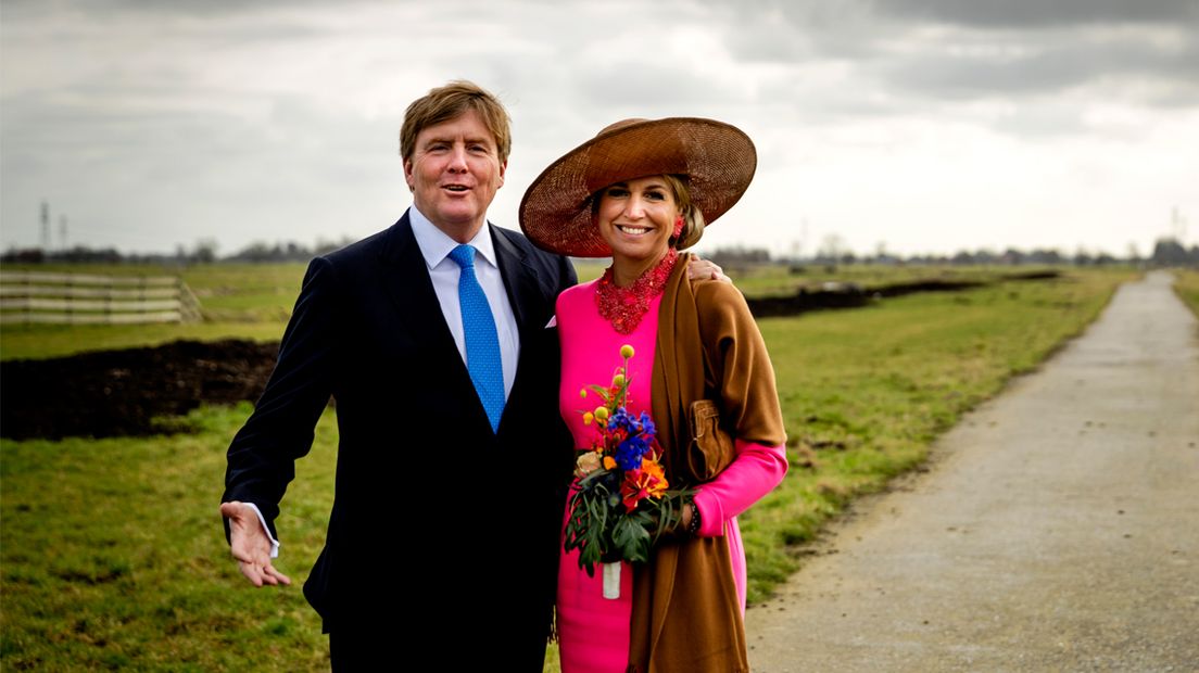 Koning Willem-Alexander en koningin Maxima tijdens een streekbezoek aan de Krimpenerwaard.