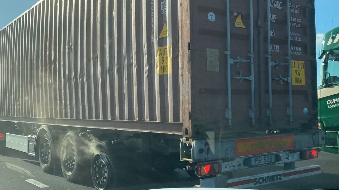 De vrachtwagen bleef doorrijden ondanks de kapotte band.