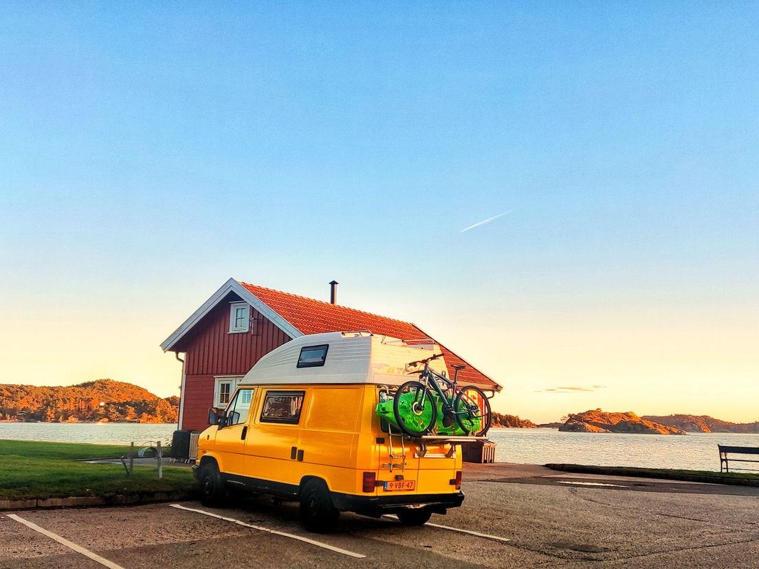 Teunise staat nu met haar bus in de haven in Høllen