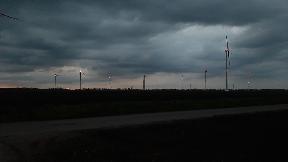 Windmolens met rode verlichting (N33, met Geefweer op de achtergrond)