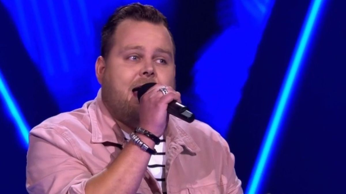 Zingende opticien uit Nieuw-Buinen laat alle stoelen draaien in The Voice
