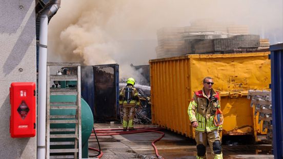 Afvalcontainer vliegt in brand op bedrijventerrein