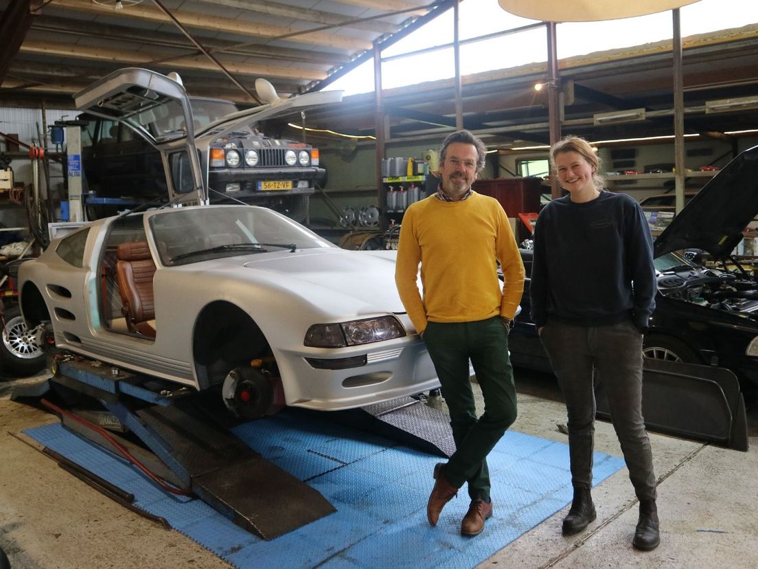 Emile en Roos voor de zelfgebouwde auto met vleugeldeuren