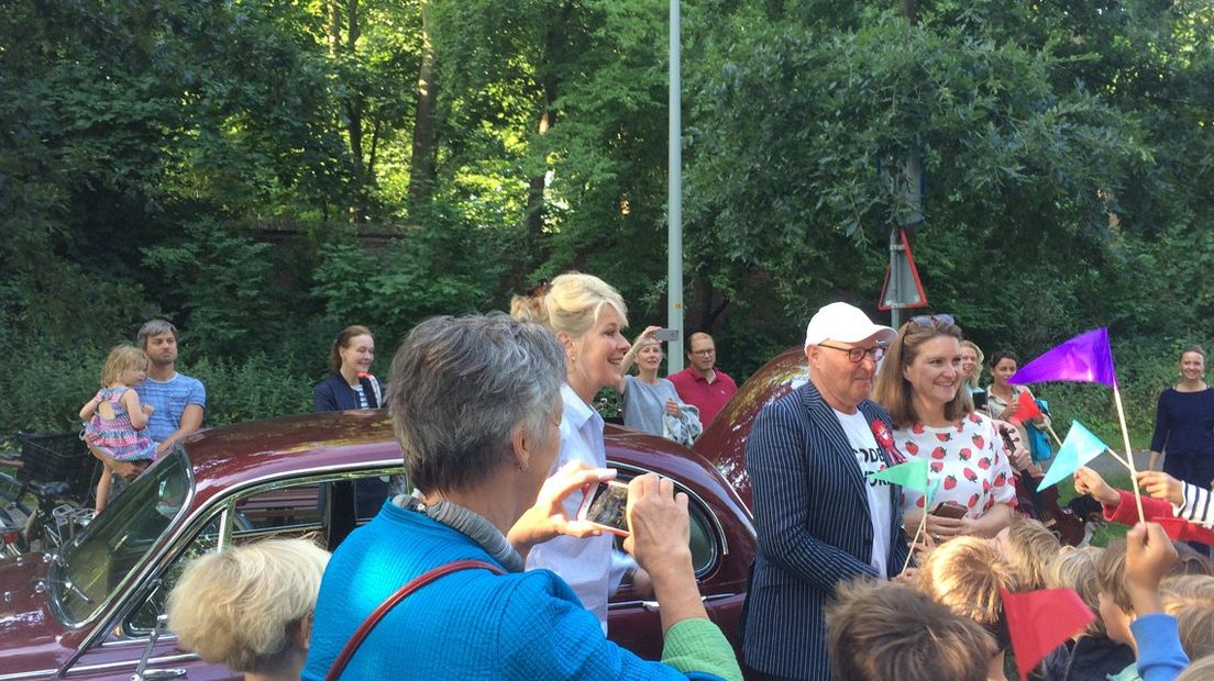 Meester Piet komt aan op het feestelijke schoolplein