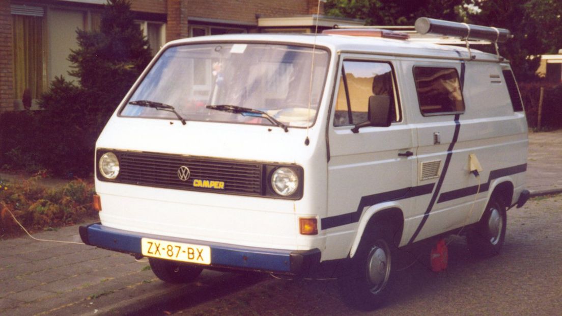 De Volkswagencamper van de familie Bekkema in de jaren negentig. Het busje schijnt nu rood te zijn. 