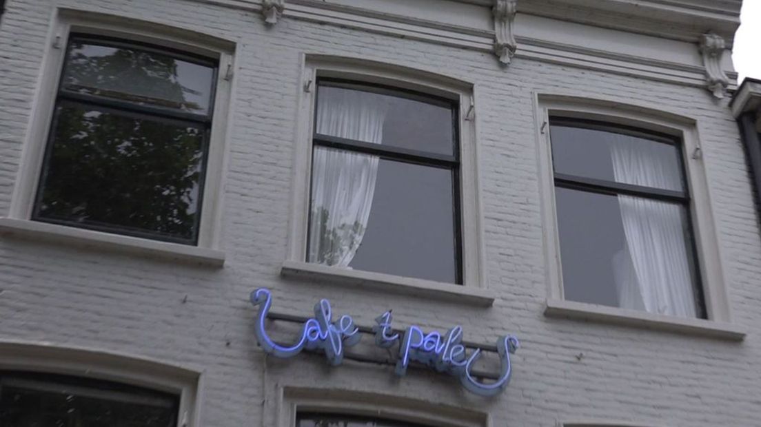 De kamer boven het café.