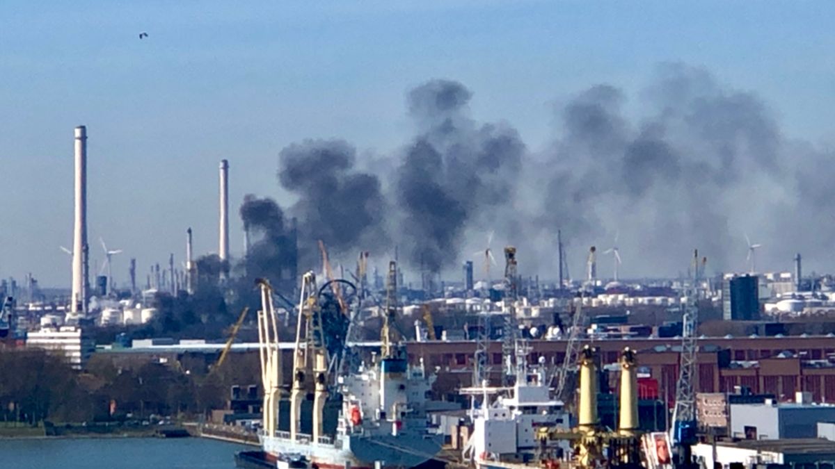 Veel rook bij korte buitenbrand in Pernis
