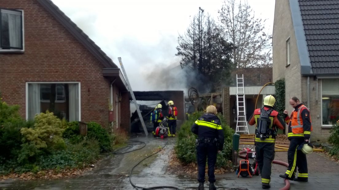 De garage brandde volledig uit (Rechten: Persbureau Meter)