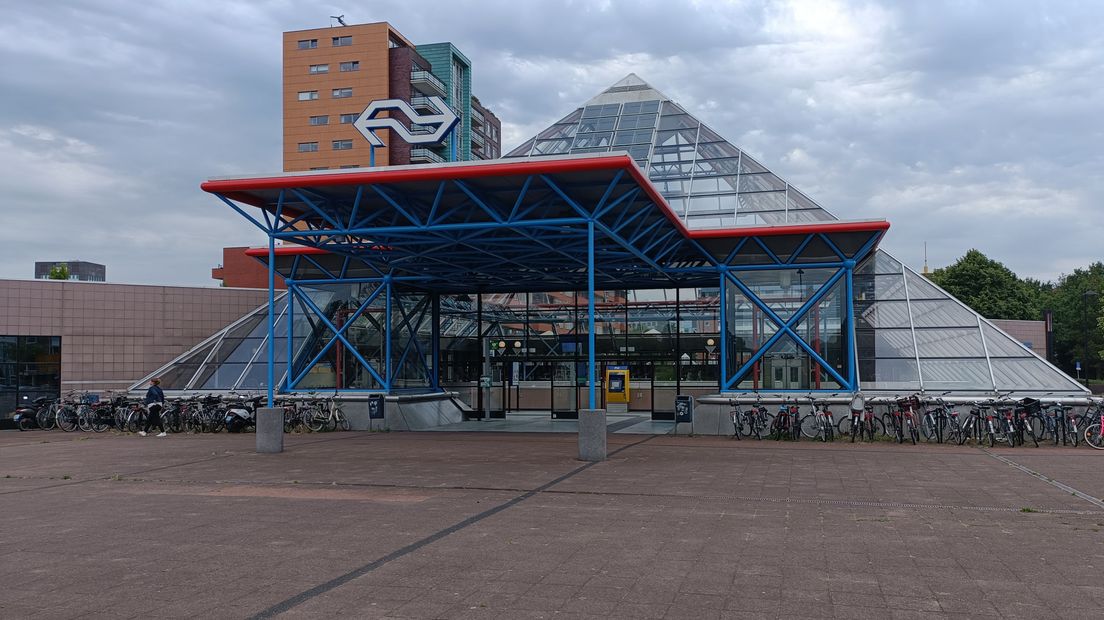 Station Rijswijk, de ingang aan het Piramideplein
