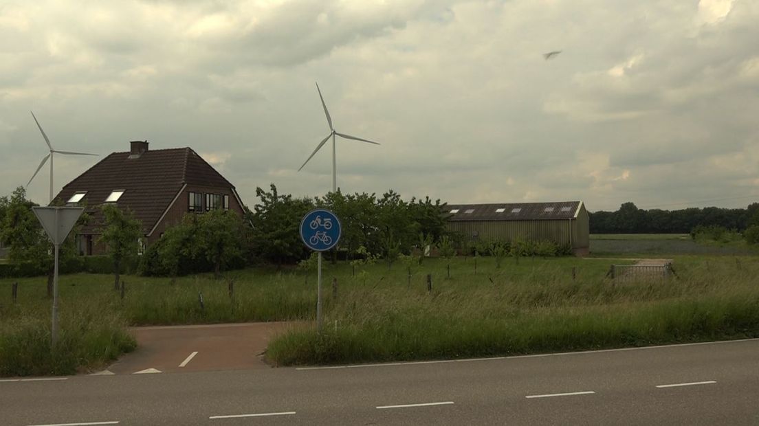 De bewoners van Nijmegen Noord verzetten zich tegen het plan van de gemeente om acht skaeve huse in hun buurt te plaatsen. Ze voelen zich overvallen door het besluit en vinden de omgeving ongeschikt voor de 'asowoningen'.