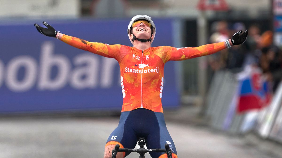Leonie Bentveld wereldkampioen veldrijden onder 23