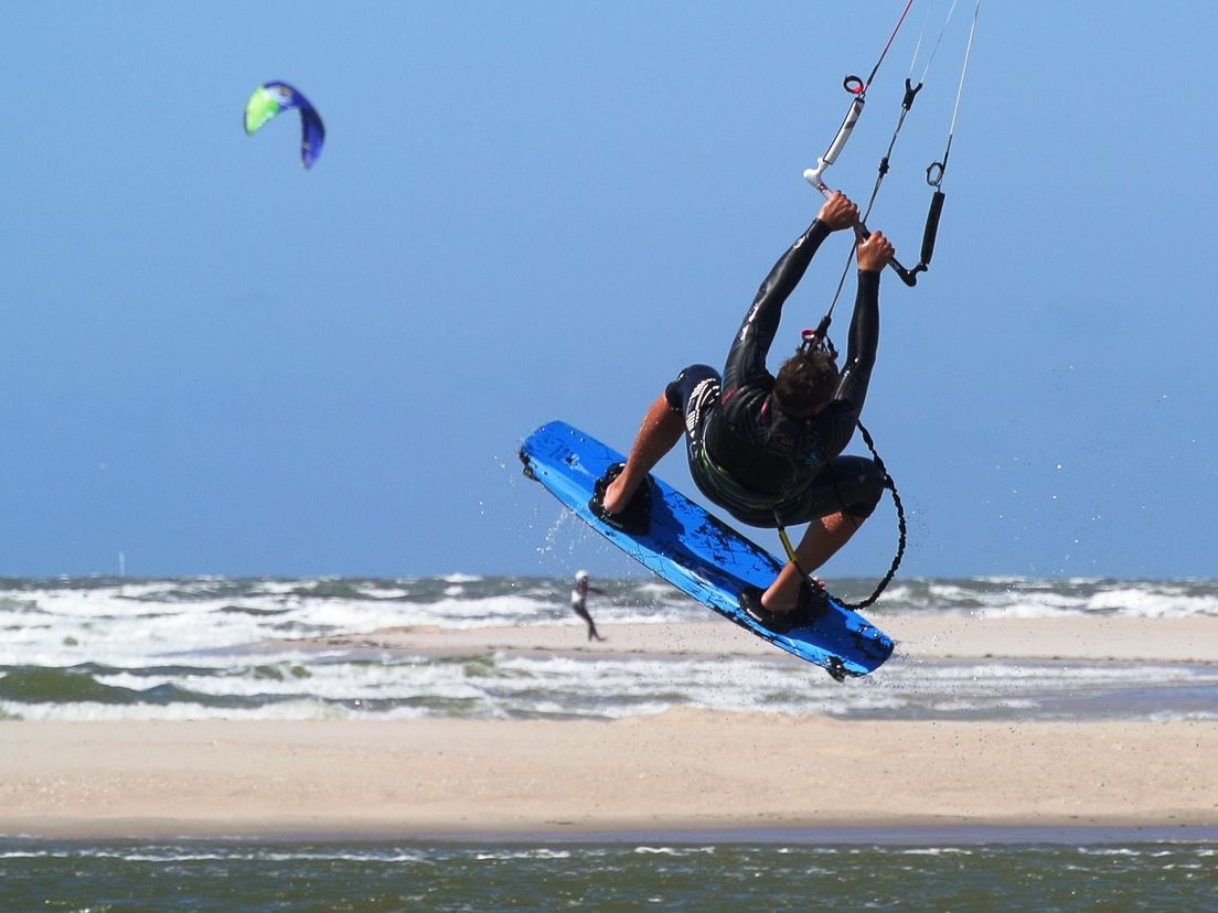 Een kitesurfer