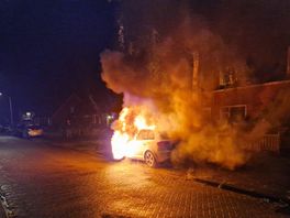 Geparkeerde auto vat vlam in Assen