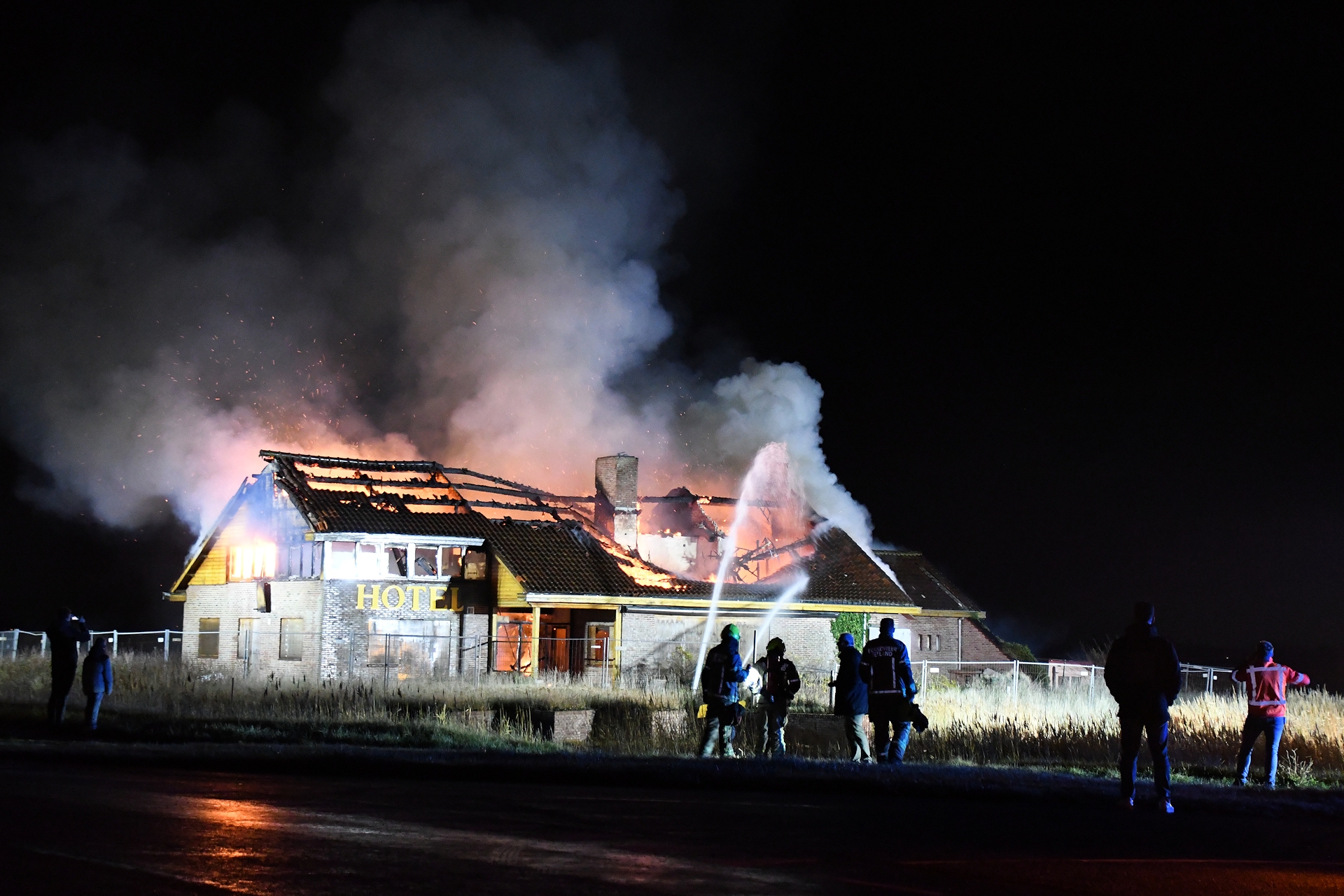 Spookpanden in vlammen: 7 verlaten gebouwen troffen hetzelfde lot