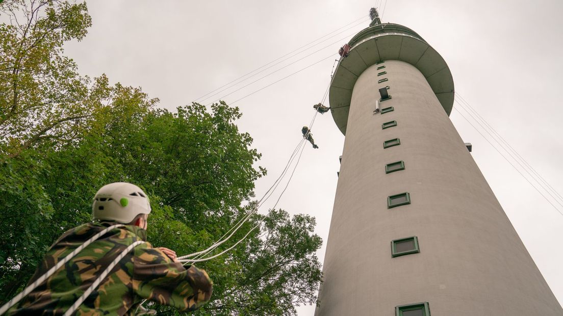 De leerlingen moeten de tv-toren in Hoogersmilde beklimmen (Rechten: Kim Stellingwerf/RTV Drenthe)