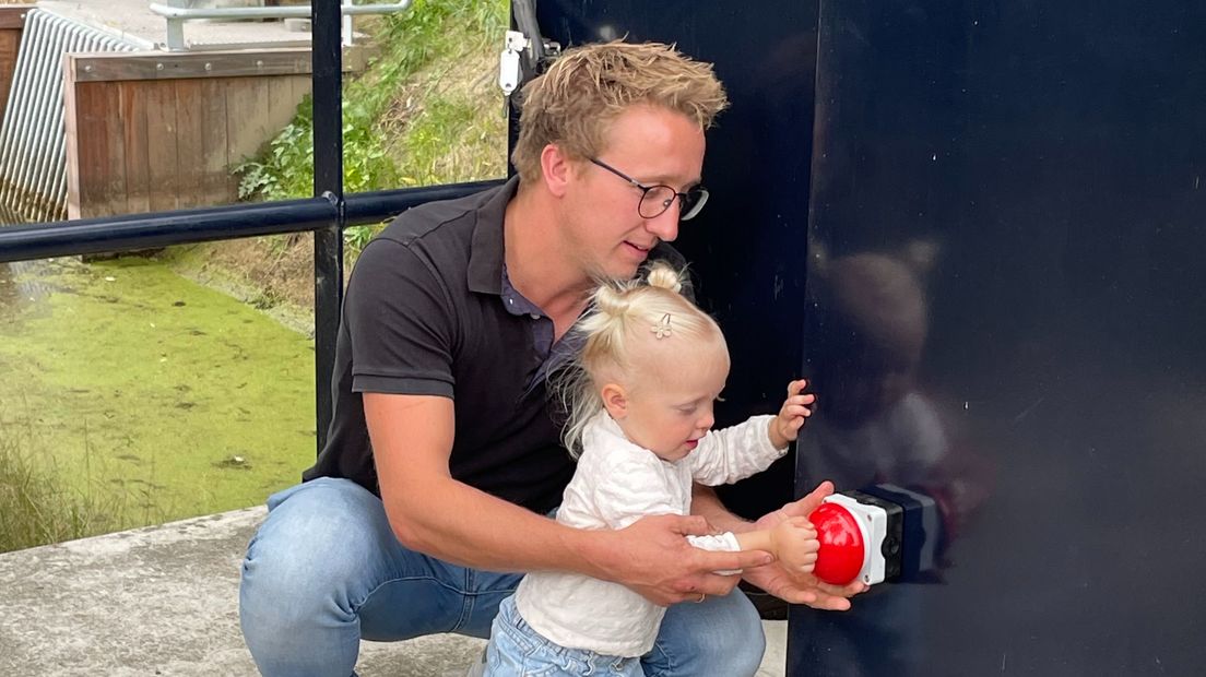 Nina Vosman zet met druk op de rode knop de waterpompen aan