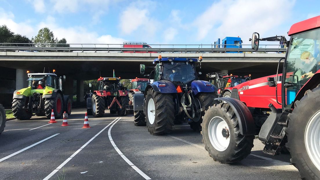 De tractoren rijden de snelweg op naar Den Haag