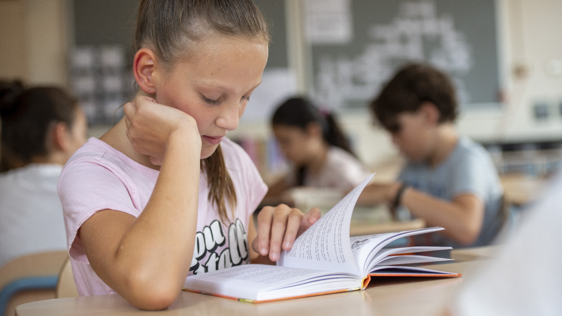 Een meisje in de klas