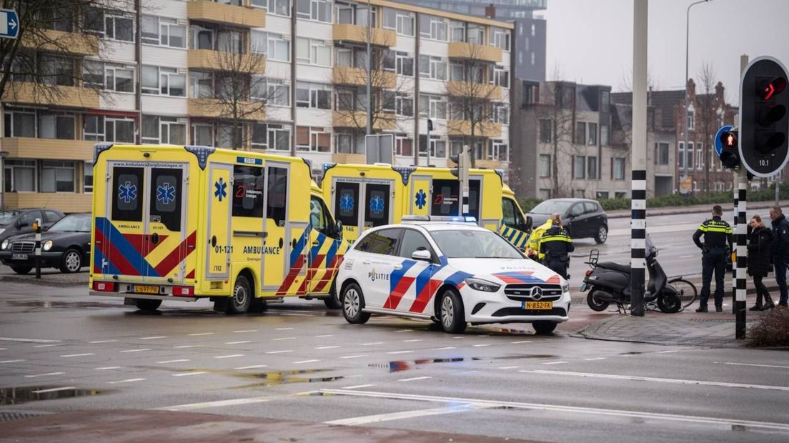 Hulpdiensten op het kruispunt van de Europaweg met het Damsterdiep in Groningen