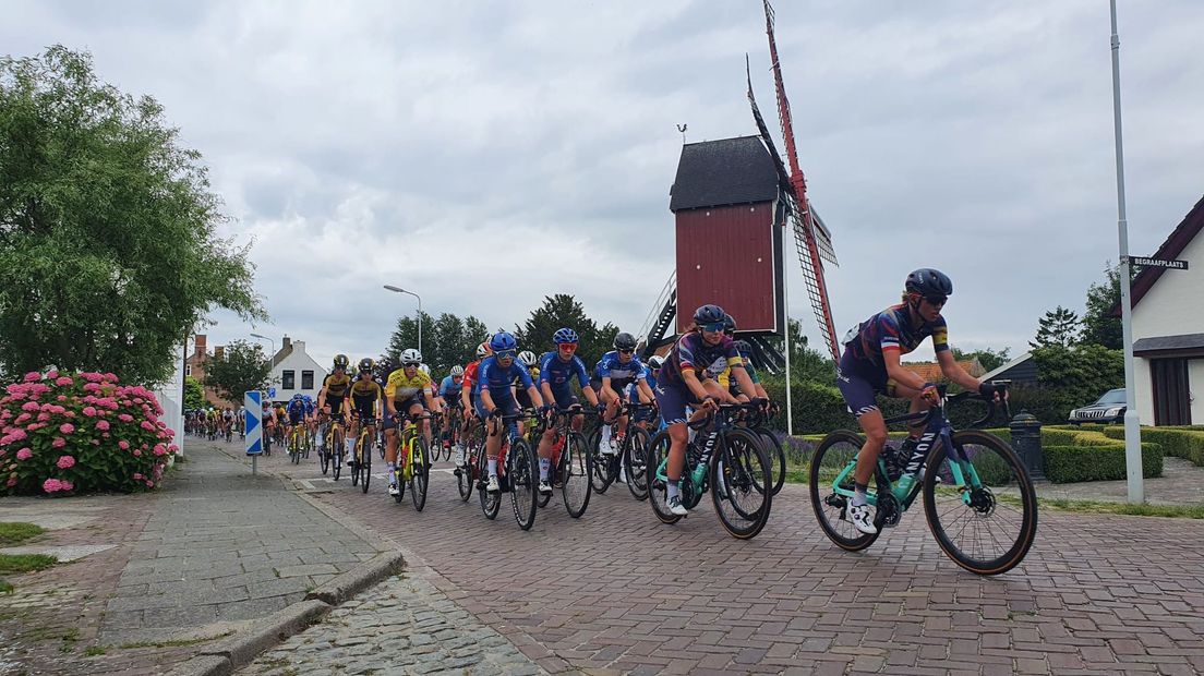 Het peloton bij het passeren van de molen in Retranchement