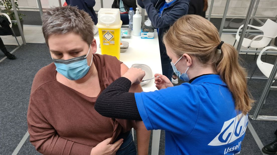 Leerling aan zorgopleiding vaccineert een zorgmedewerker