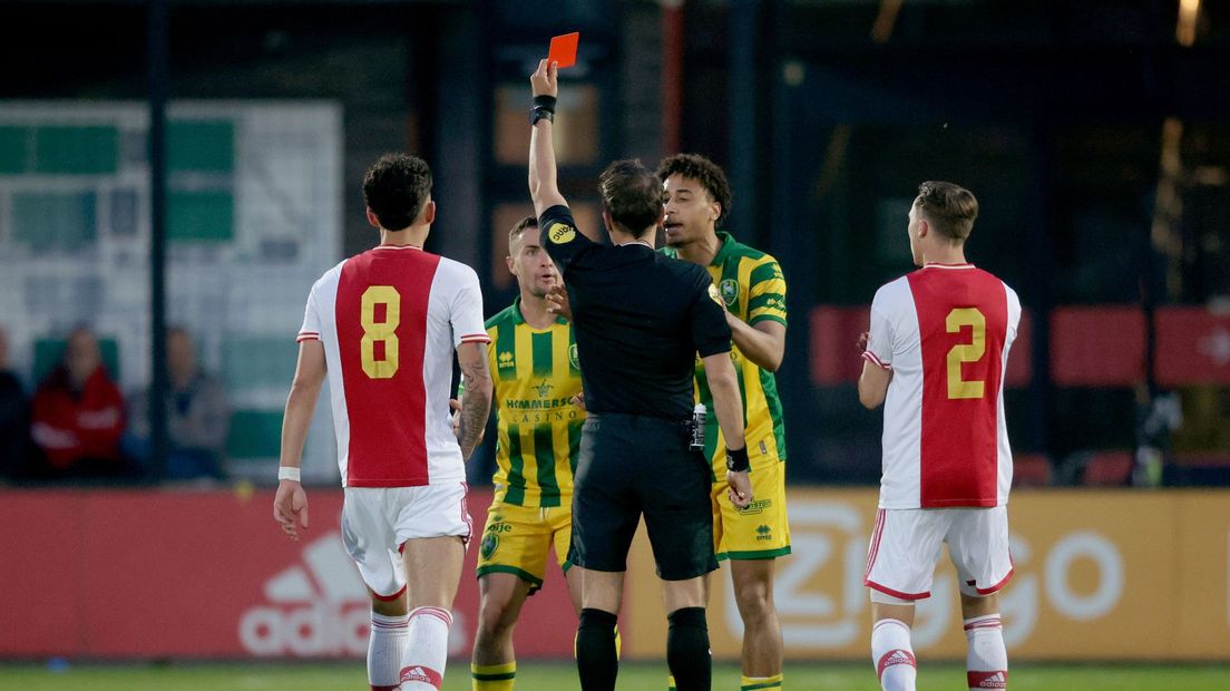 ADO Den Haag-verdediger Guillem Rodríguez werd vlak na rust met direct rood van het veld gestuurd