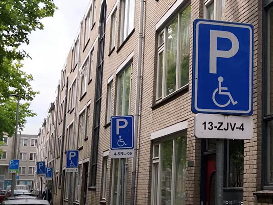 Een lange rij met blauwe borden in de Van Speykstraat
