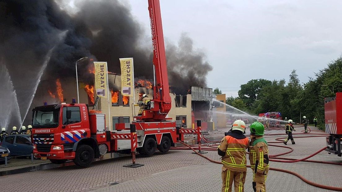 Grote brand bij bedrijf in Albergen