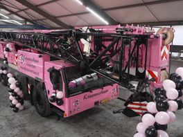 Charity heeft eindelijk haar roze kraanwagen