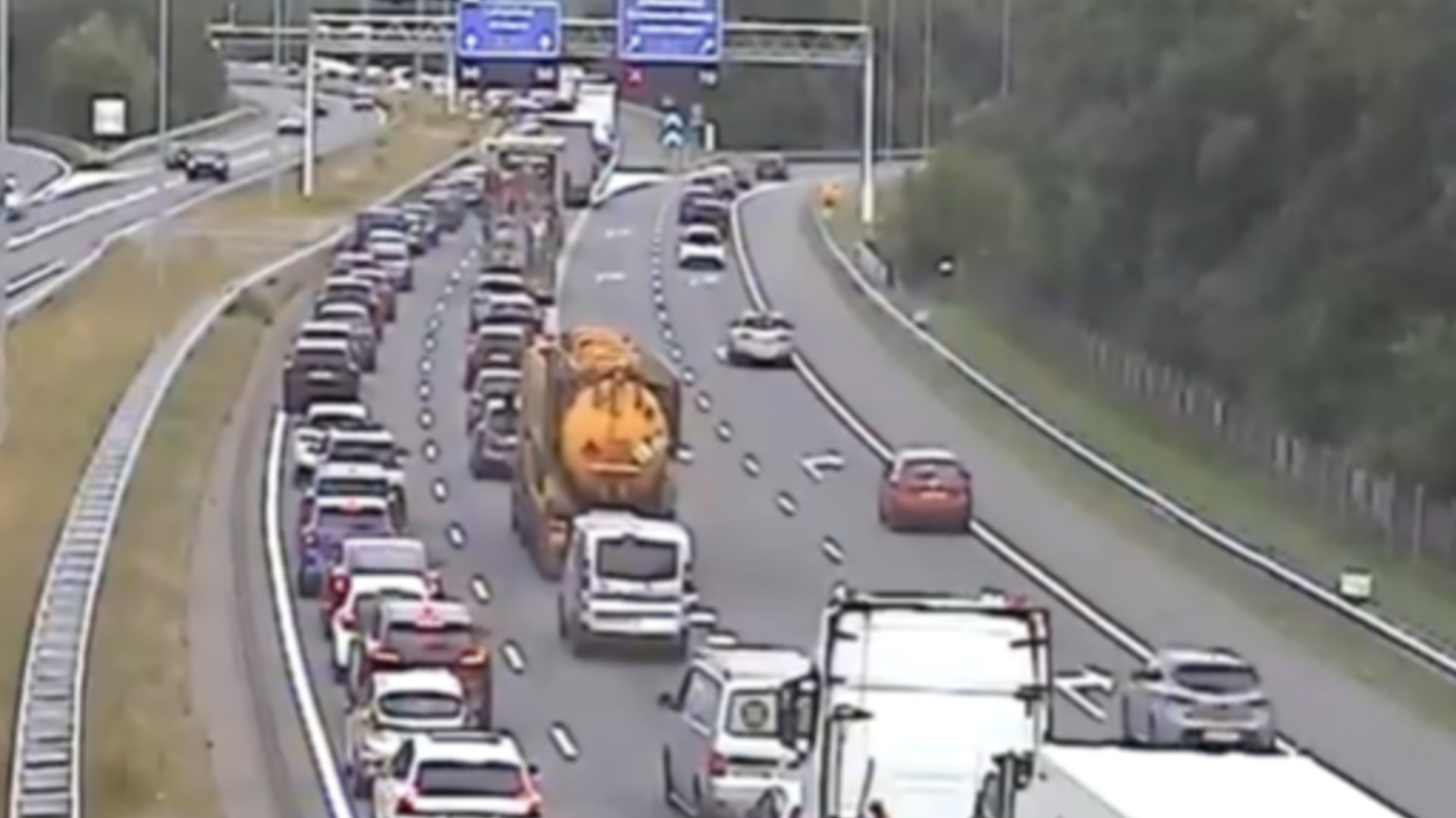 Uur file op A27 richting Almere vanwege ongeluk met drie auto's