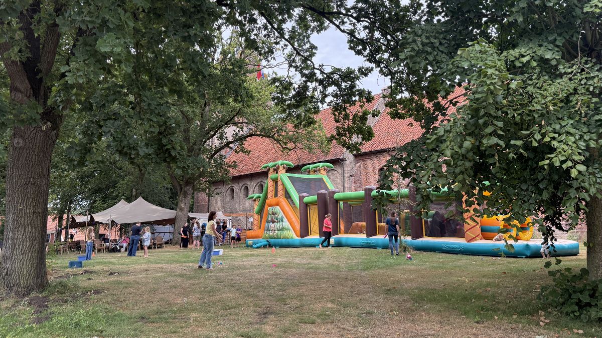 Festijn op het Magnusplein zorgt voor dans en vermaak in Anloo: ‘De kracht van de Etstoel weer neerz