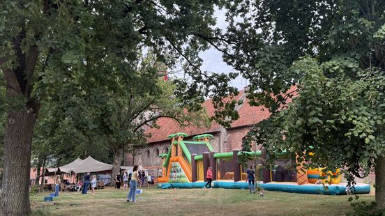 Festijn op het Magnusplein zorgt voor dans en vermaak in Anloo: ‘De kracht van de Etstoel weer neerzetten’ Nieuws
