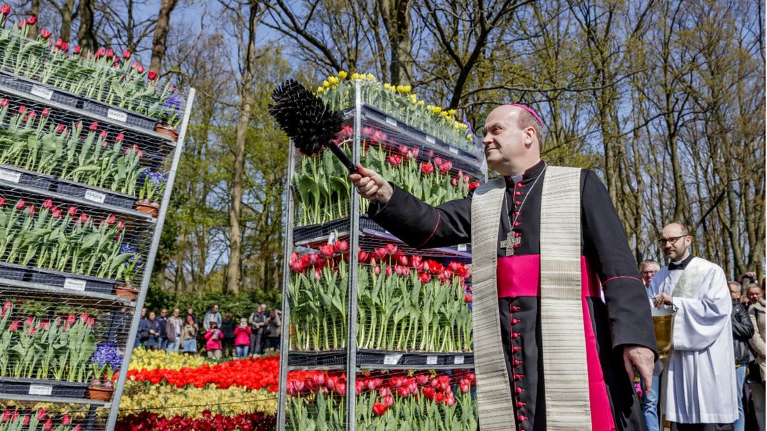 Bisschop Hans van den Hende zegende de bloemen I