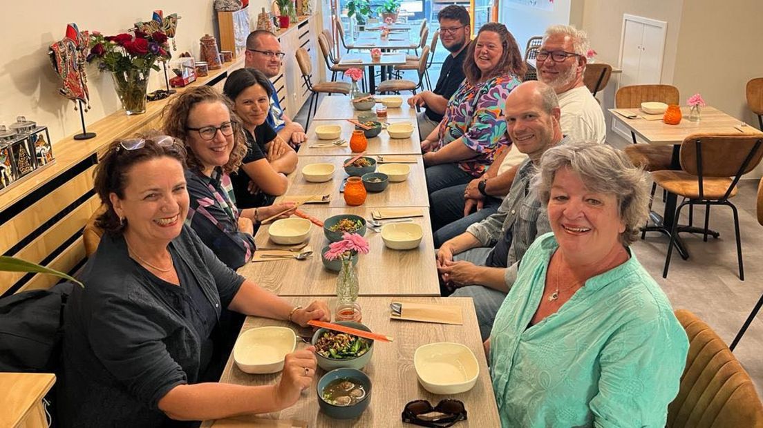 De hele groep aan tafel