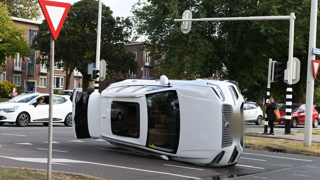 Auto belandt op zijn kant na aanrijding op kruising Melis Stokelaan/Loevesteinlaan