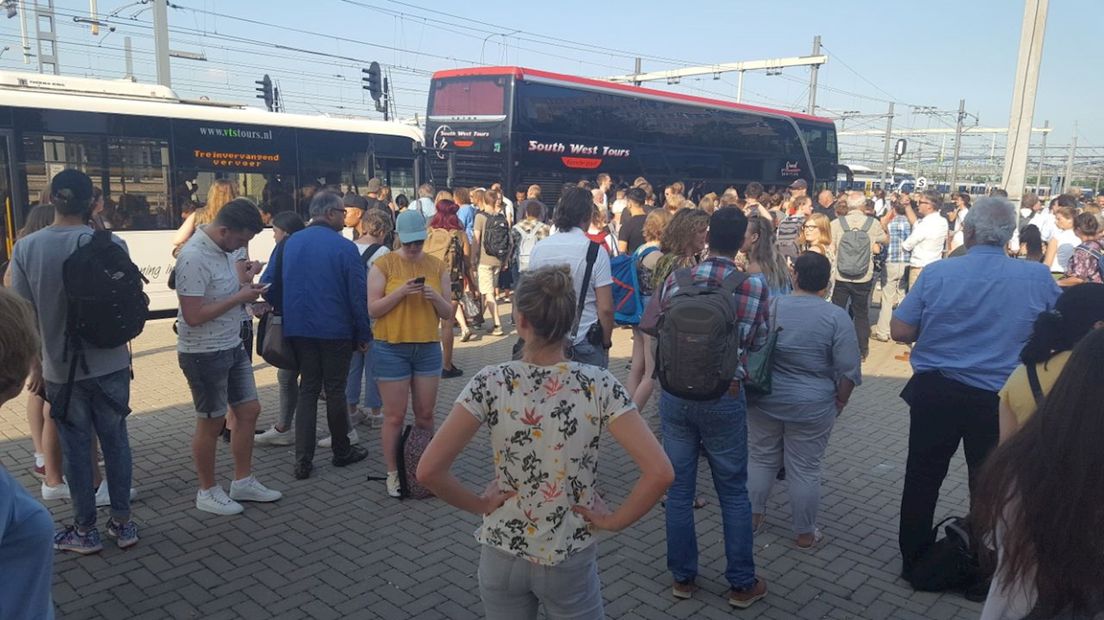 Drukte bij de bussen door stroomstoring in Zwolle