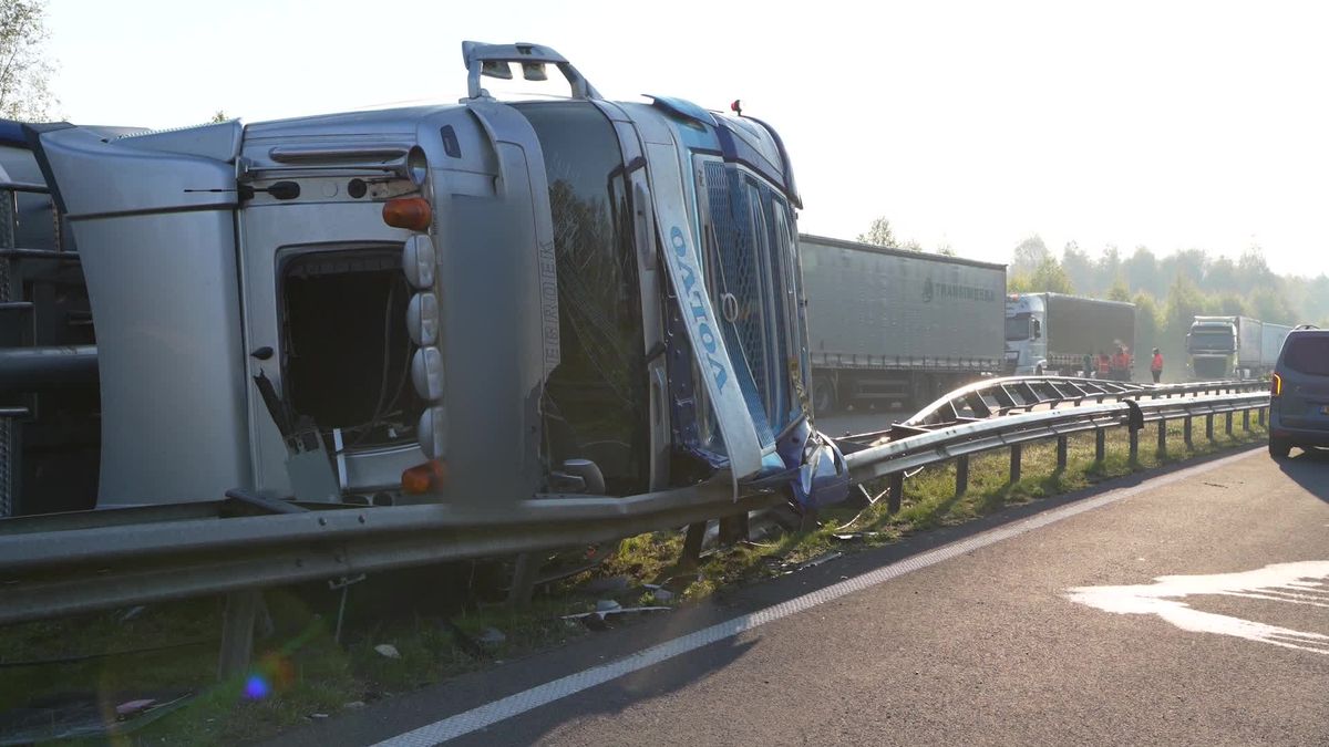 Autoweg richting Zwartemeer bezaaid met patat