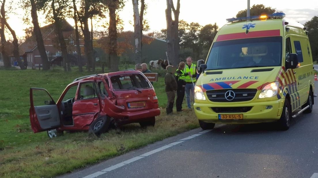 De auto is van de weggeraakt door de botsing