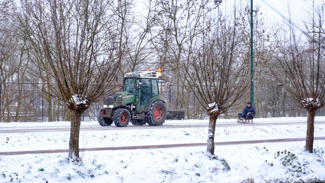 Deze man in IJsselstein bond zijn slee vast aan een tractor.