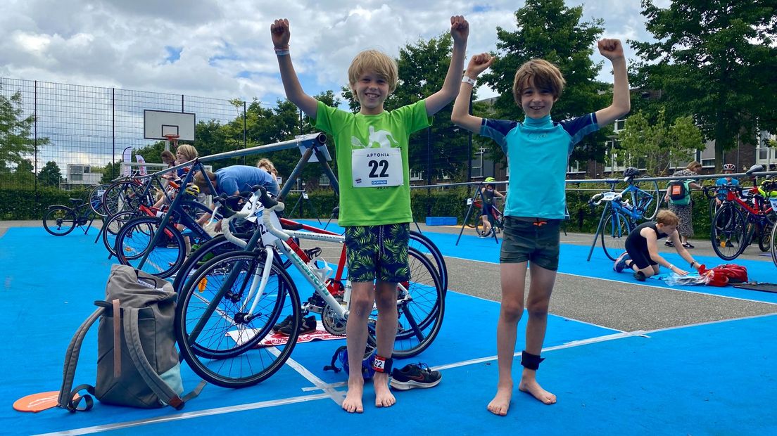 Casijn (9) en Olivier (8) zijn voorbereid. "Papa gooide me bij het oefenen helemaal nat", vertelt Casijn, "en dan trok ik snel m'n schoenen aan en kon ik wegfietsen."